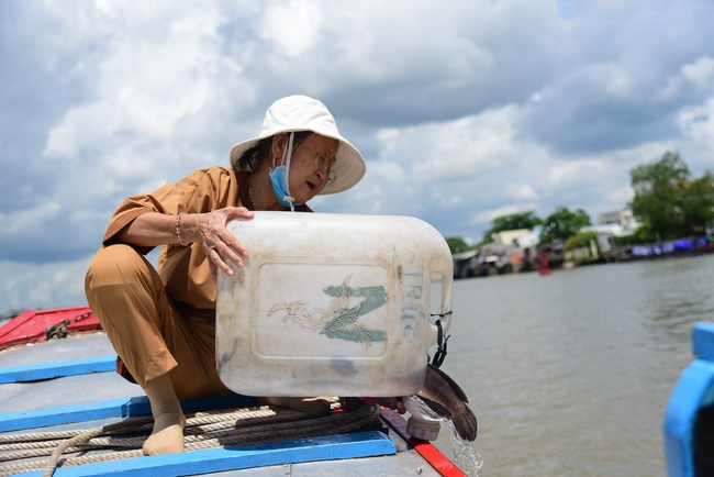 Offering money to build wells at Bao Phap Pagoda, Lam Dong