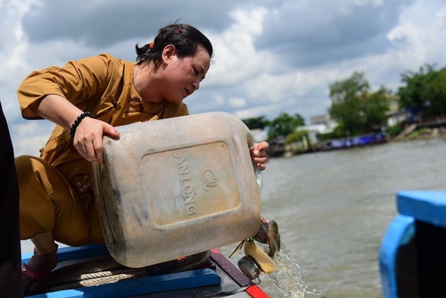 Offering money to build wells at Bao Phap Pagoda, Lam Dong