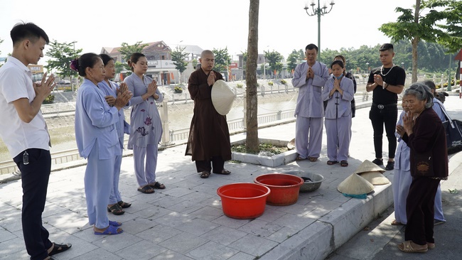 Charity of  Dong Cao pagoda