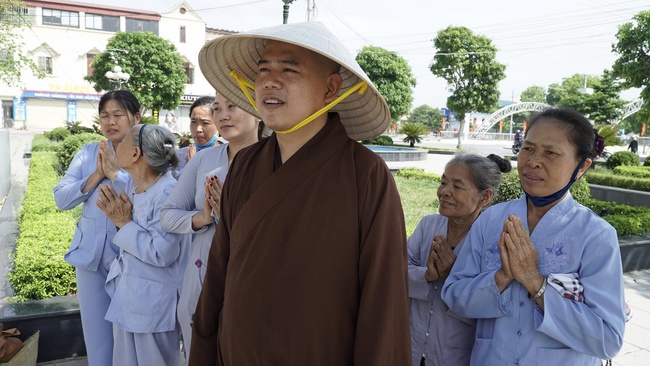 Charity of  Dong Cao pagoda