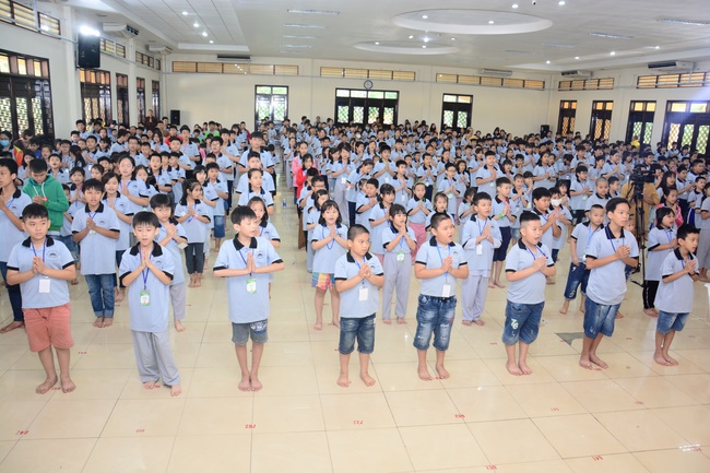 Children Retreat Titled ‘I Return to the Buddha’