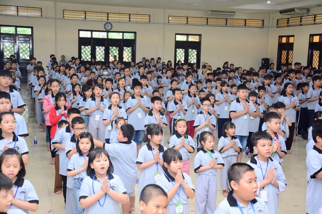 Children Retreat Titled ‘I Return to the Buddha’