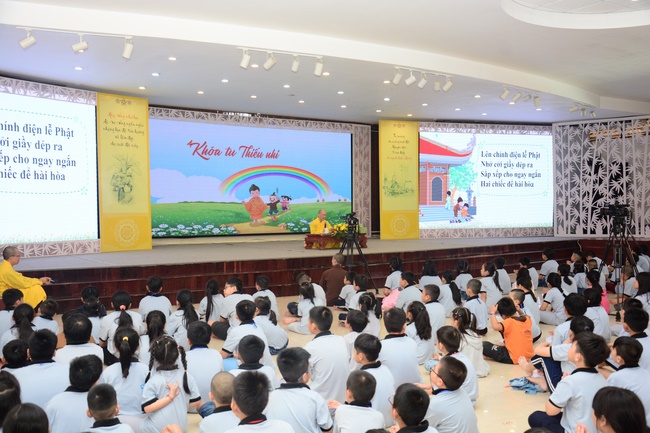 Children Retreat Titled ‘I Return to the Buddha’