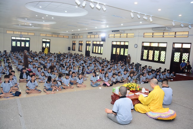 Children Retreat Titled ‘I Return to the Buddha’
