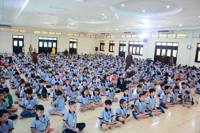 Children Retreat Titled ‘I Return to the Buddha’