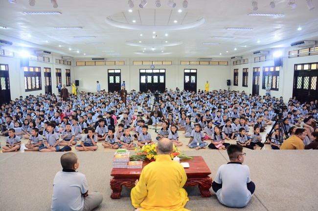 Children Retreat Titled ‘I Return to the Buddha’