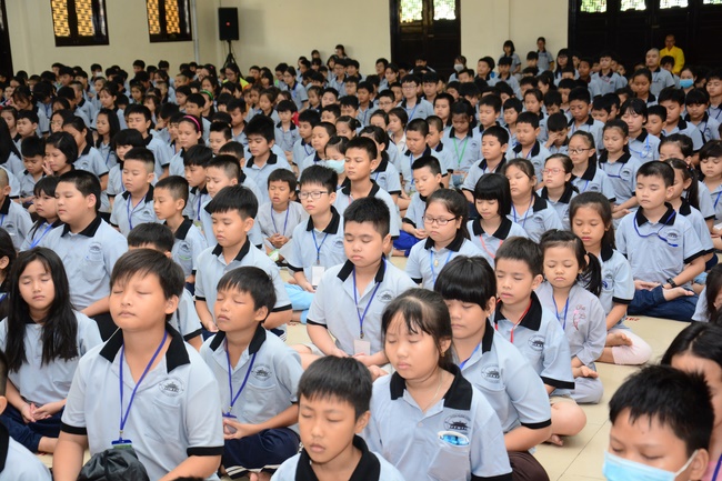 Children Retreat Titled ‘I Return to the Buddha’