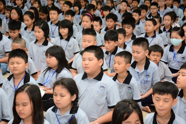 Children Retreat Titled ‘I Return to the Buddha’
