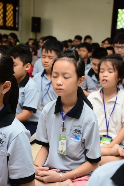 Children Retreat Titled ‘I Return to the Buddha’