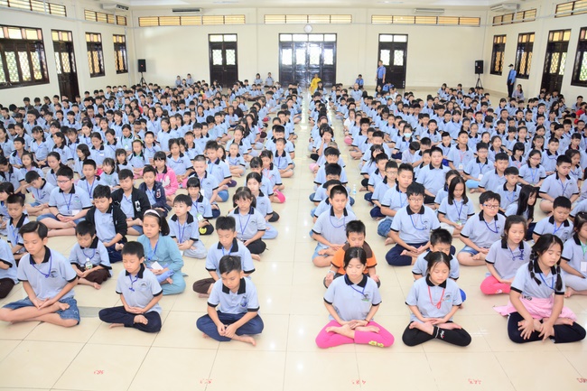 Children Retreat Titled ‘I Return to the Buddha’