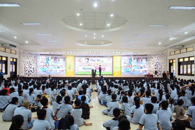 Children Retreat Titled ‘I Return to the Buddha’
