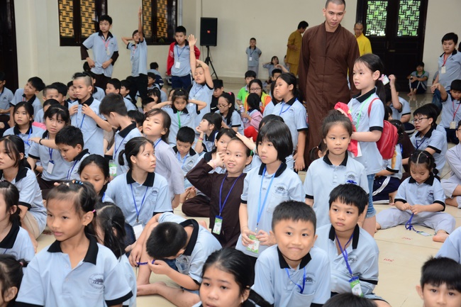 Children Retreat Titled ‘I Return to the Buddha’