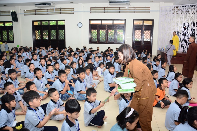 Children Retreat Titled ‘I Return to the Buddha’