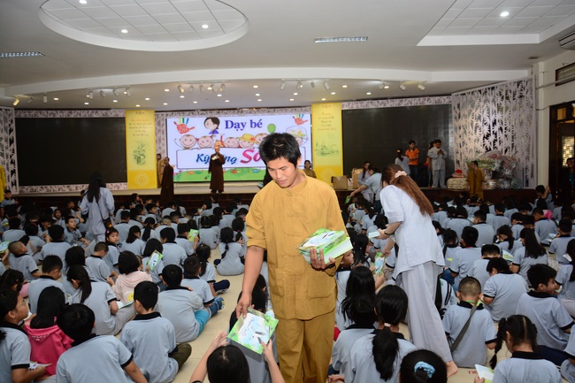Children Retreat Titled ‘I Return to the Buddha’