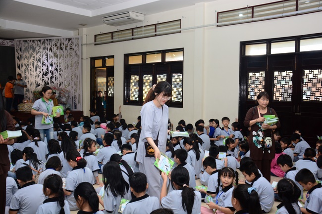 Children Retreat Titled ‘I Return to the Buddha’