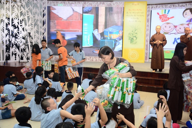 Children Retreat Titled ‘I Return to the Buddha’