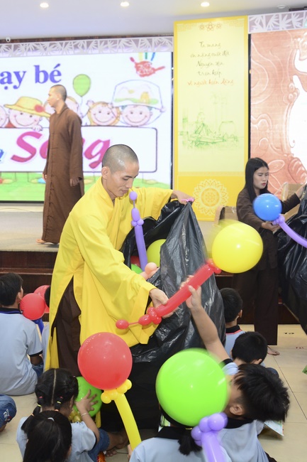 Children Retreat Titled ‘I Return to the Buddha’
