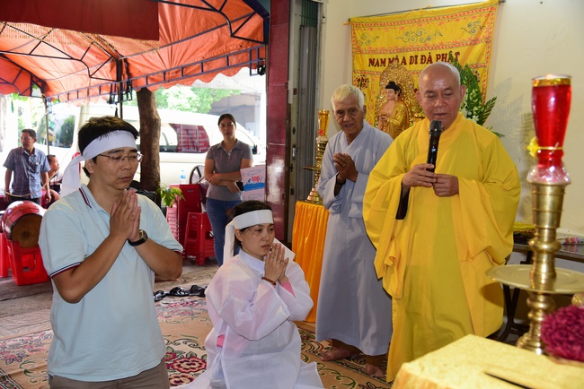 The  praying rite for rebirth in Binh Thanh District.