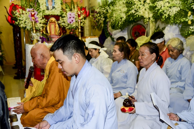The  praying rite for rebirth in Binh Thanh District.