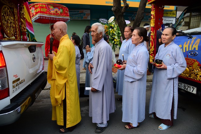 The  praying rite for rebirth in Binh Thanh District.