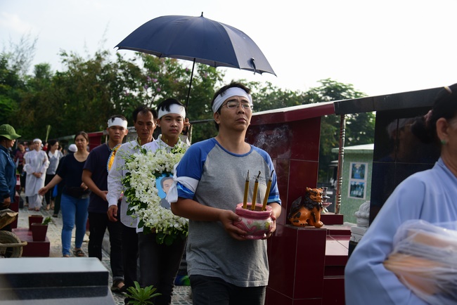 The  praying rite for rebirth in Binh Thanh District.