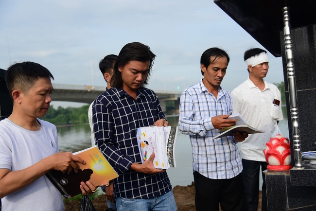 The  praying rite for rebirth in Binh Thanh District.