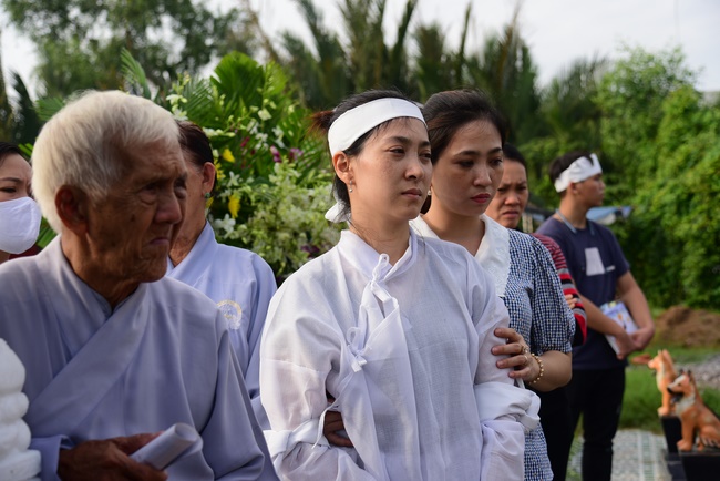 The  praying rite for rebirth in Binh Thanh District.