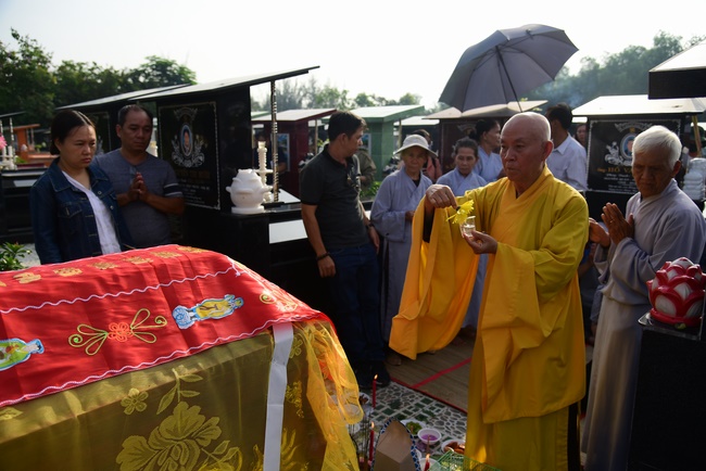 The  praying rite for rebirth in Binh Thanh District.