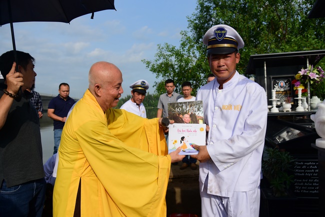 The  praying rite for rebirth in Binh Thanh District.