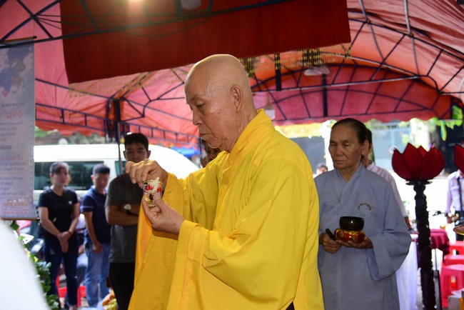 The  praying rite for rebirth in Binh Thanh District.