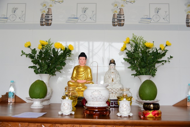 The ceremony of putting the Buddha statue and releasing creatures.