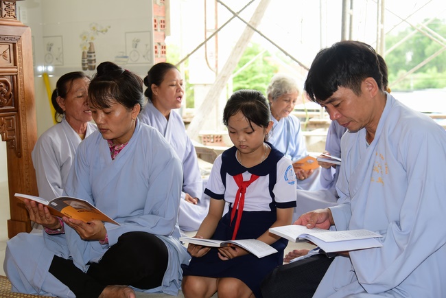 The ceremony of putting the Buddha statue and releasing creatures.