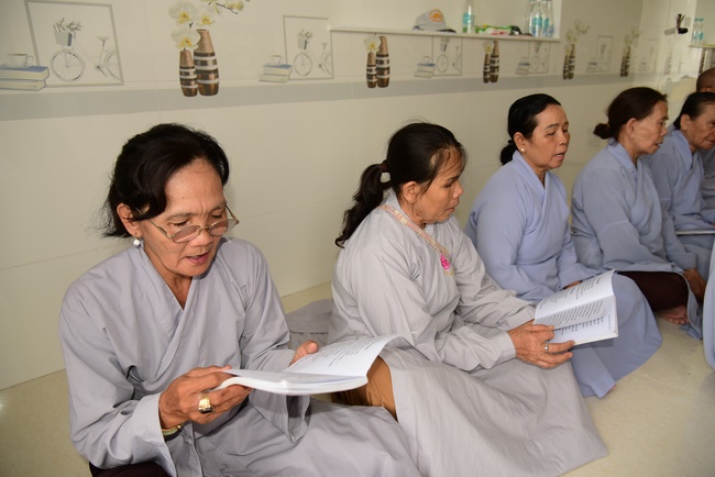 The ceremony of putting the Buddha statue and releasing creatures.