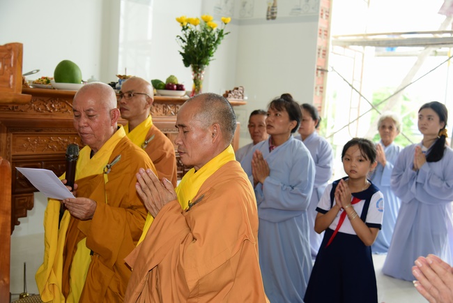 The ceremony of putting the Buddha statue and releasing creatures.