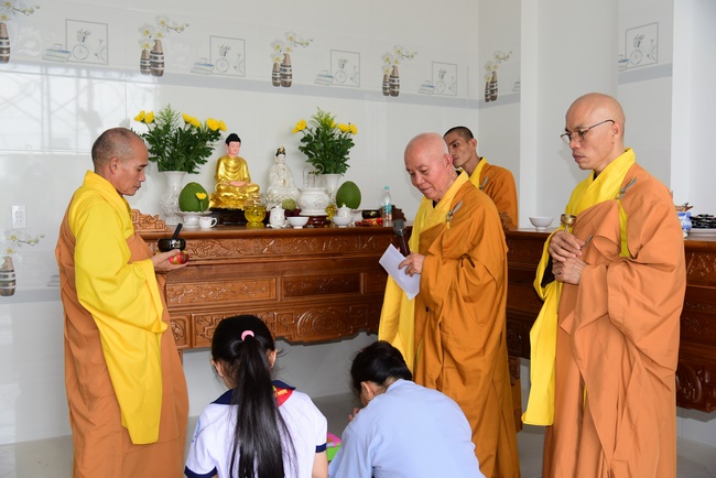 The ceremony of putting the Buddha statue and releasing creatures.