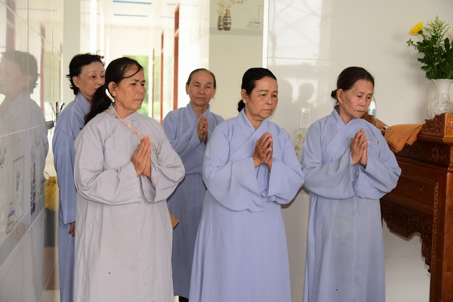 The ceremony of putting the Buddha statue and releasing creatures.