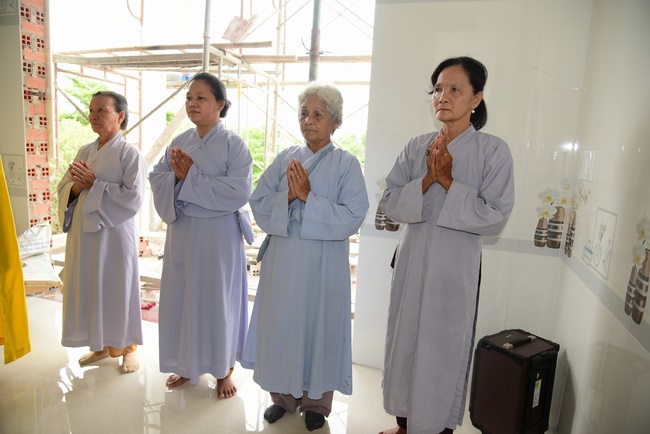 The ceremony of putting the Buddha statue and releasing creatures.