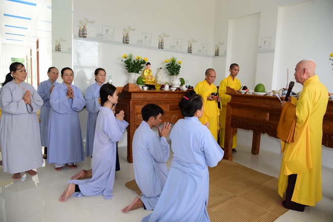The ceremony of putting the Buddha statue and releasing creatures.