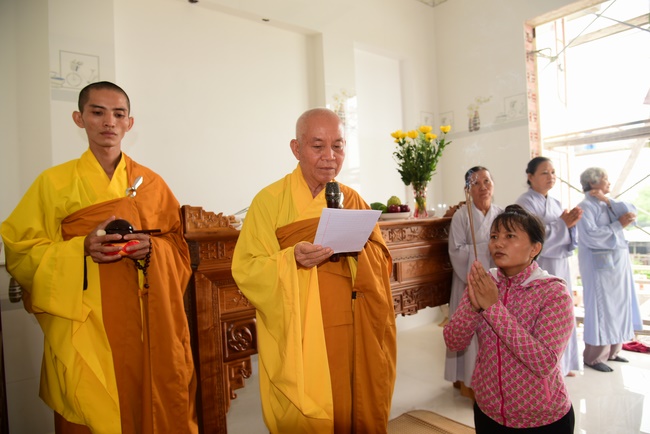 The ceremony of putting the Buddha statue and releasing creatures.