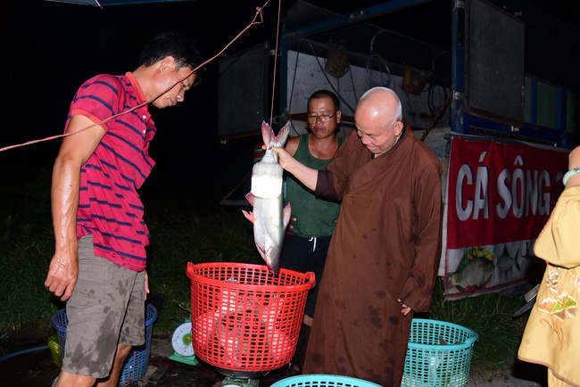The ceremony of putting the Buddha statue and releasing creatures.