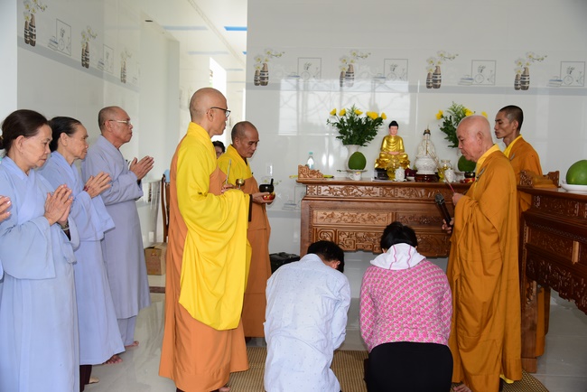 The ceremony of putting the Buddha statue and releasing creatures.