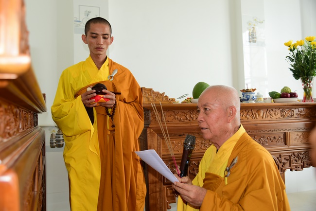 The ceremony of putting the Buddha statue and releasing creatures.