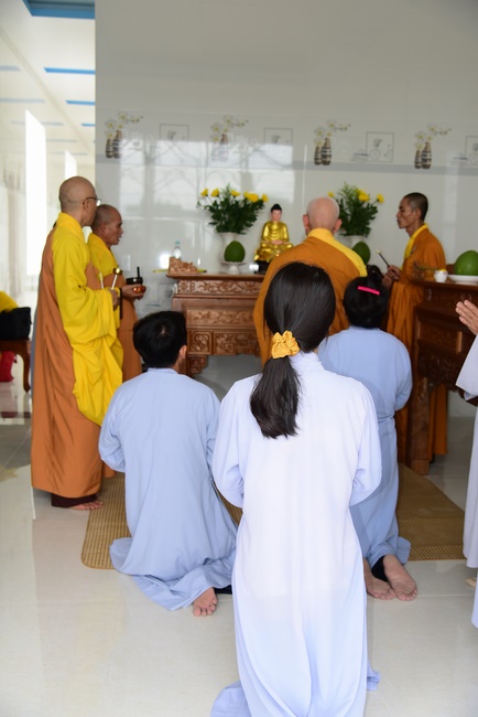 The ceremony of putting the Buddha statue and releasing creatures.