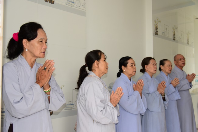 The ceremony of putting the Buddha statue and releasing creatures.