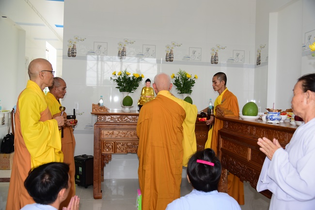 The ceremony of putting the Buddha statue and releasing creatures.