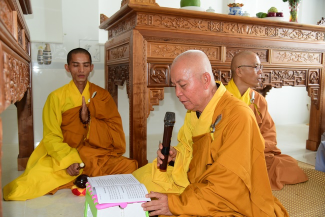 The ceremony of putting the Buddha statue and releasing creatures.