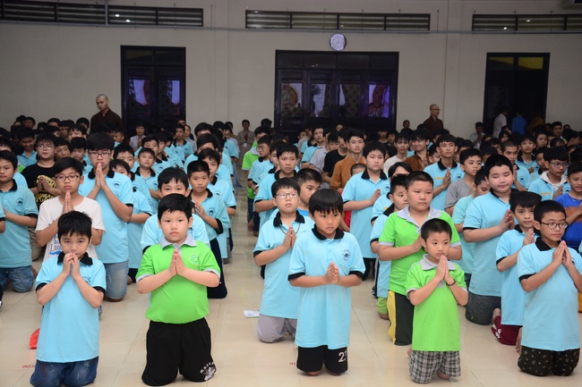 The Candle-Lighting Night Showing Gratitude in the Children Summer Retreat