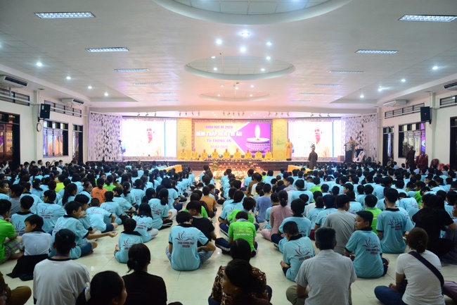 The Candle-Lighting Night Showing Gratitude in the Children Summer Retreat