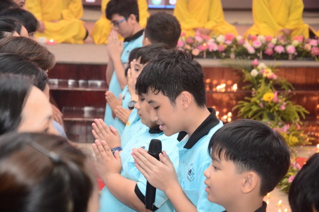 The Candle-Lighting Night Showing Gratitude in the Children Summer Retreat