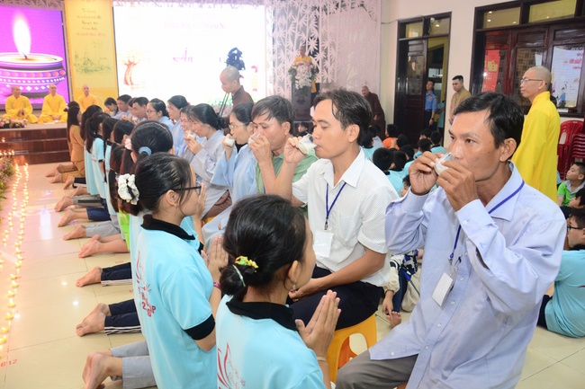 The Candle-Lighting Night Showing Gratitude in the Children Summer Retreat